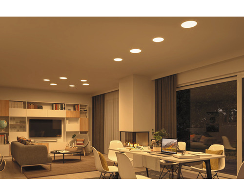 Woonkamer met plafondlampen en moderne inrichting