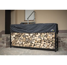 Houtopslag met brandhout en afdekking