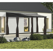 Terrasoverkapping met gordijnen aan een huis