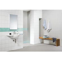 Lichte badkamer met wastafel, spiegel, tegels en houten bank