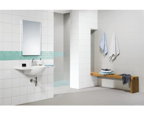 Lichte badkamer met wastafel, spiegel, tegels en houten bank