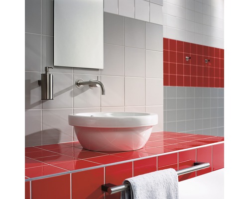 Badkamer met wastafel, spiegel, zeepdispenser en handdoekhouder