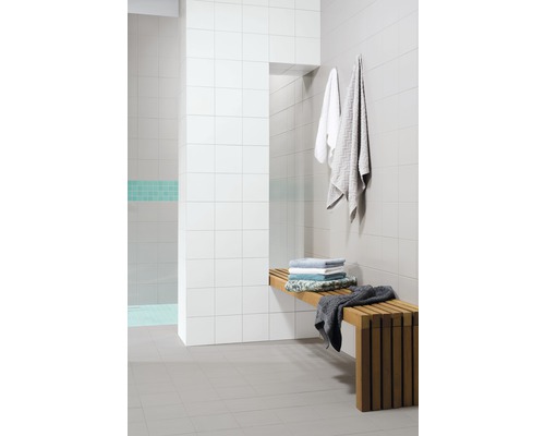 Betegelde doucheruimte met houten banken en handdoeken