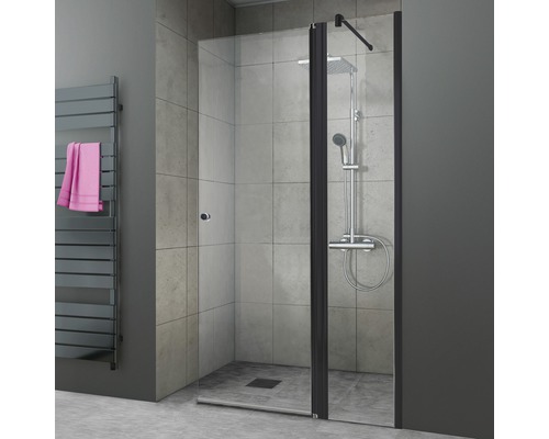Douchecabine met zwart frame en glazen wand in de badkamer