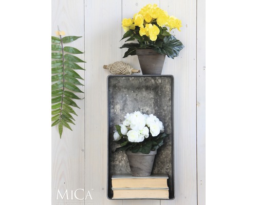 Decoratieve wanddecoratie met bloemen in potten, bewaard in een metalen rek.