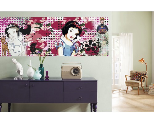 Wanddecoratie met Sneeuwwitje motieven boven een paarse commode in een woonkamer