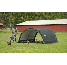 Vrije uitloop met kippen en een stal tent op een gazon
