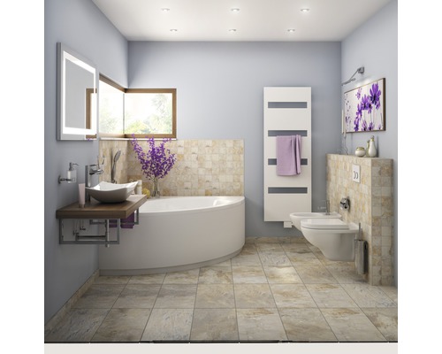 Lichte badkamer met bad, wastafel, toilet en bidet.