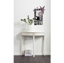 Decoratieve scène met muursticker, tafel en bloemen in vaas