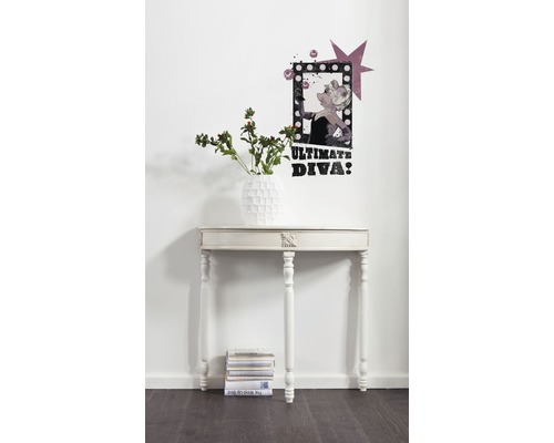 Decoratieve scène met muursticker, tafel en bloemen in vaas