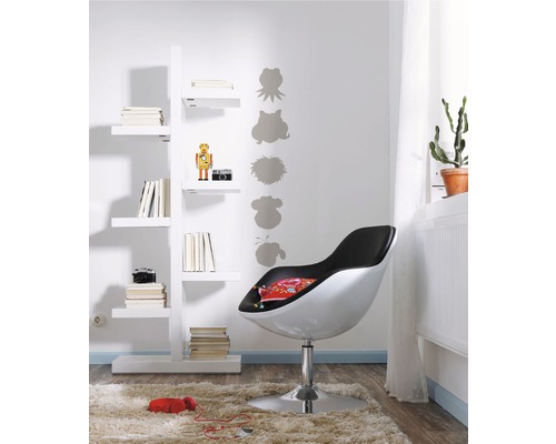 Kamerzicht met boekenrek, draaistoel, vloerkleed en muurdecoraties