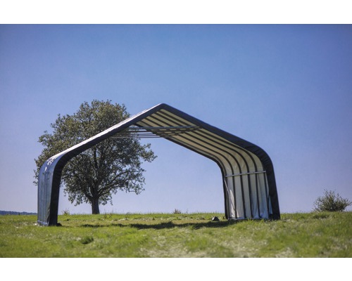 SHELTERLOGIC Weidetent gebogen dak gepoedercoat kunststof groen, 680x730x380 cm, inhoud 183,6 m³ Stalen loods op een veld met een boom op de achtergrond.