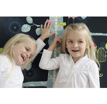 Twee kinderen bij een groeigrafiek voor een bloemenbehang