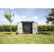 Tuinscene met open tuinhuis, grasmaaier en tuingereedschap