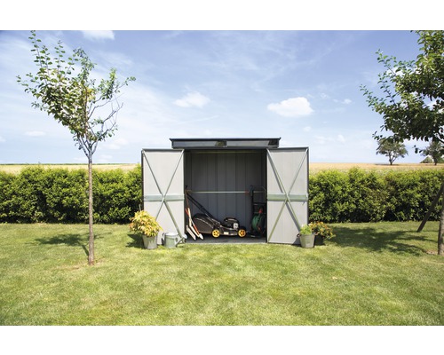 Tuinscene met open tuinhuis, grasmaaier en tuingereedschap