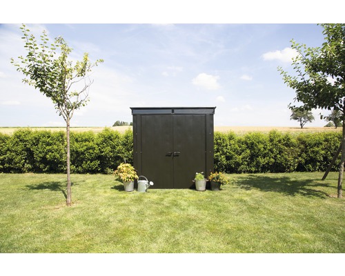 Buitentuin met tuinhuis, planten en bomen