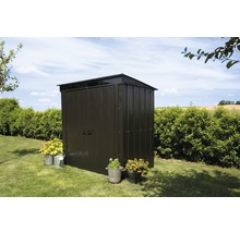 Metalen tuinkast met planten in de tuin