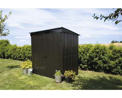 Metalen tuinkast met planten in de tuin