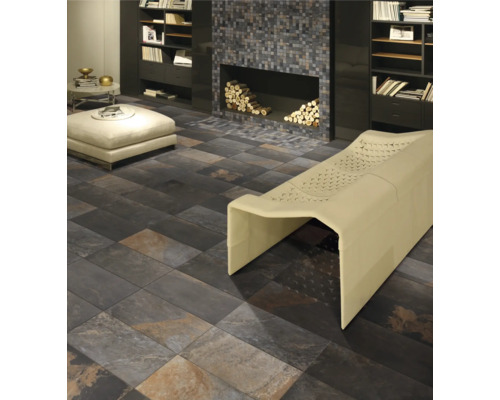 Woonkamer met vloertegels in steenlook, open haard en zitmeubelen