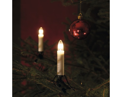 Kerstboom met boomkaarsen en kerstbal