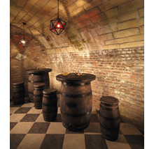 Bar in kelder met vaten als tafels en stoelen en geometrische hanglampen