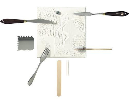 Diverse modelleerinstrumenten en een reliëfplaat met een muzieksleutel