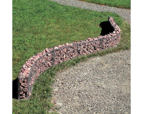 Gabionenmuur met stenen in de tuin ter decoratie en als perceelgrens