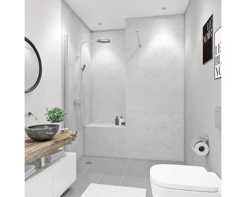 BREUER Doucheachterwand DecoMotion grijs 255x100 cm Lichte badkamer met douche, wastafel en toilet.