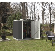 Tuinscene met gereedschapsschuur en tuingereedschap