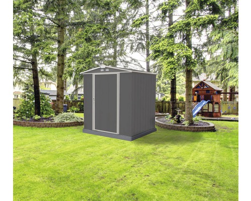 Tuinscene met een tuinhuis op een gazon