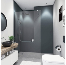 Moderne badkamer met douche, wastafel en toilet