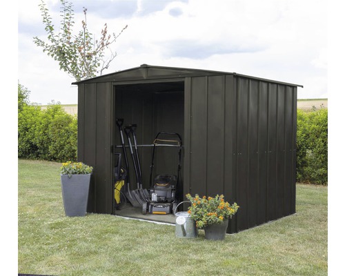 Metalen tuinhuis met tuingereedschap op gazon