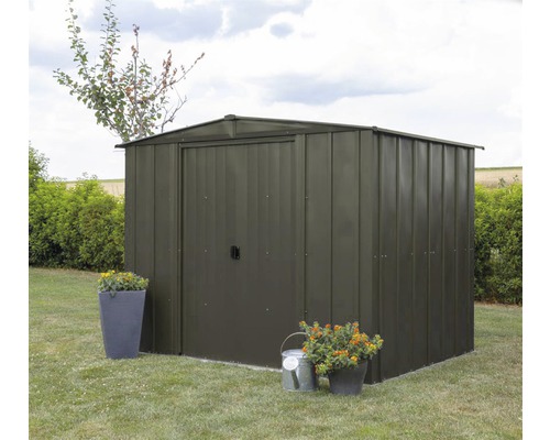 Metalen tuinhuis met deur in de tuin