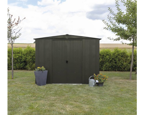 Metalen tuinhuis in de tuin