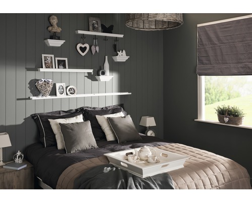 Slaapkamer met bed, planken en decoraties voor een gezellige sfeer