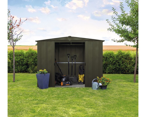 Tuinscene met tuinhuis, tuingereedschap en planten