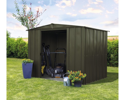 Metalen tuinhuis met open deur en tuingereedschap op het gazon