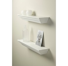 Twee witte wandplanken met decoratie
