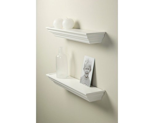 Twee witte wandplanken met decoratie