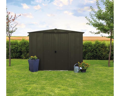 Metalen tuinhuisje in de tuin