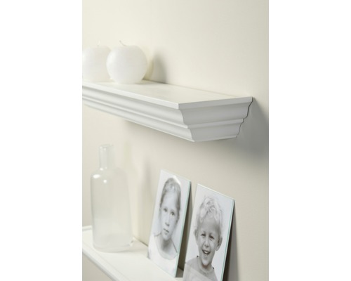 Decoratieve wandplank met sierlijst voor interieurontwerp.