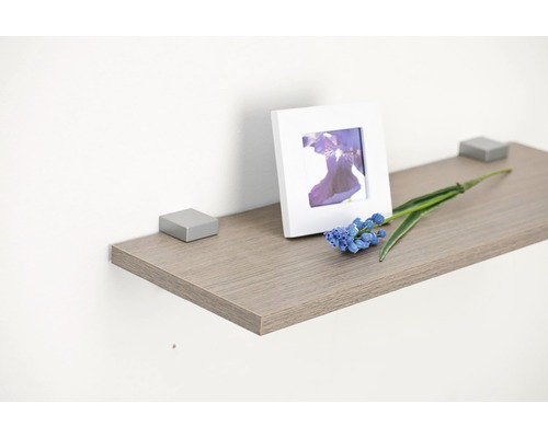 Houten plank met fotolijst en blauwe bloem