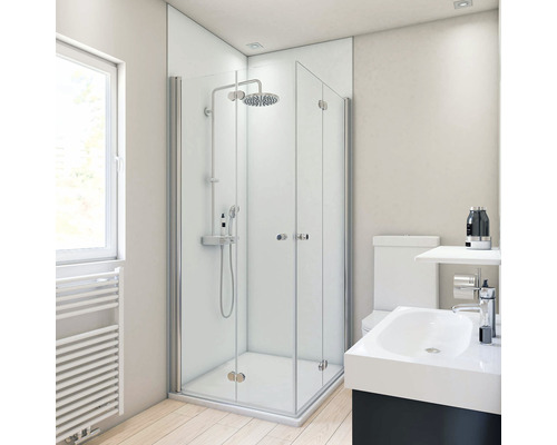 BREUER Doucheachterwand DecoMotion wit 210x90 cm Lichte badkamer met glazen douchecabine, wastafel en toilet.