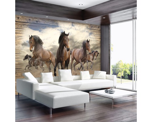 Woonkamer met fotobehang met paardenmotief en witte hoekbank