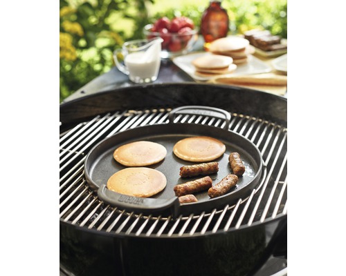 Barbecue met bakplaat, pannenkoeken en worstjes