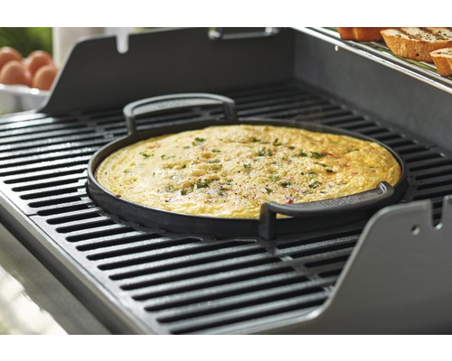 Omelet in een ronde grillpan op een barbecue