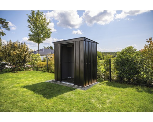 Metalen tuinhuis in de tuin op het gazon