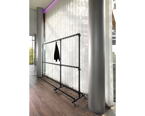 Scene met een mobiele kledingkast op wielen en een jas