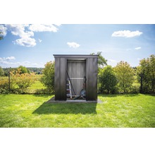 Metalen tuinkast met open schuifdeuren in de tuin