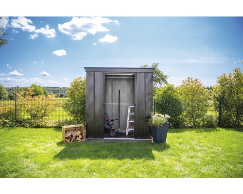 Metalen tuinhuis met open schuifdeursysteem in de tuin met tuingereedschap